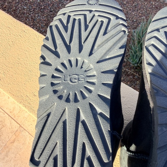 UGG Black classic short II Boots.  Sz 9.  EUC - Picture 7 of 8